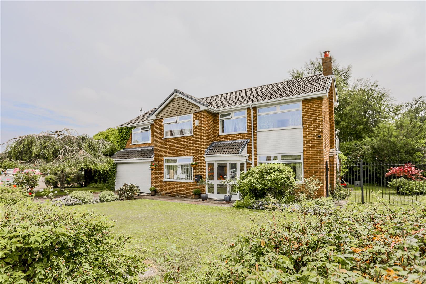 5 Bed Detached House For Sale - Main Image